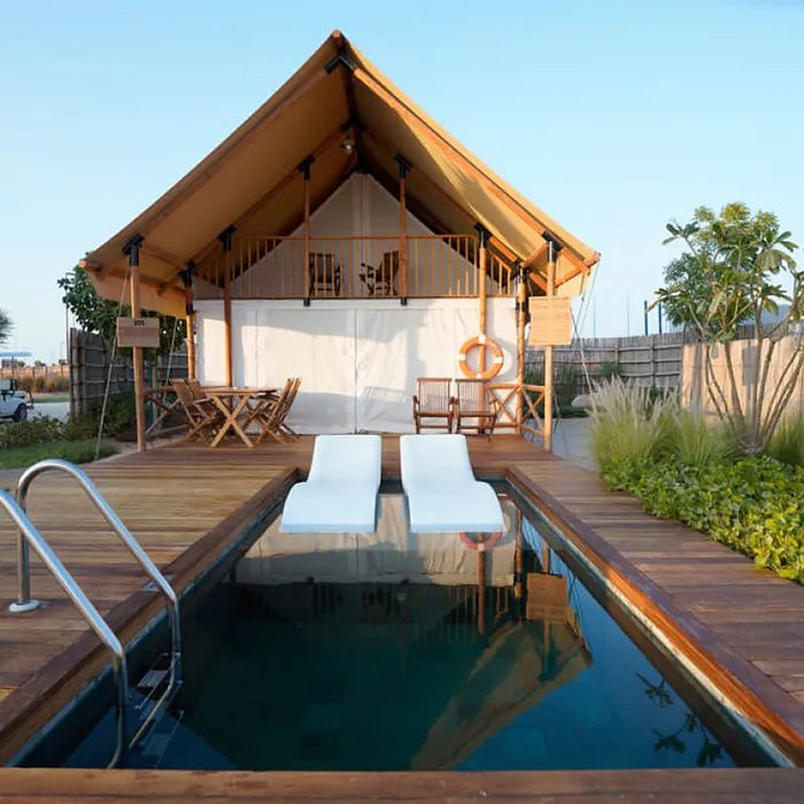 Al Nojoum luxury tent with pool