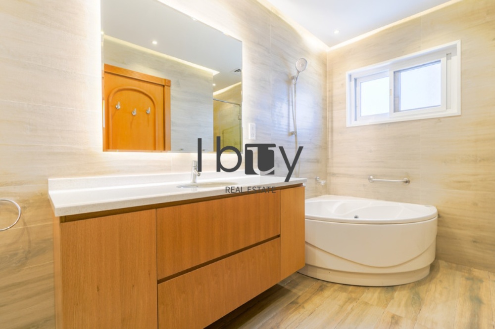 Luxurious 5BR Villa | Private Beach| Full Sea View