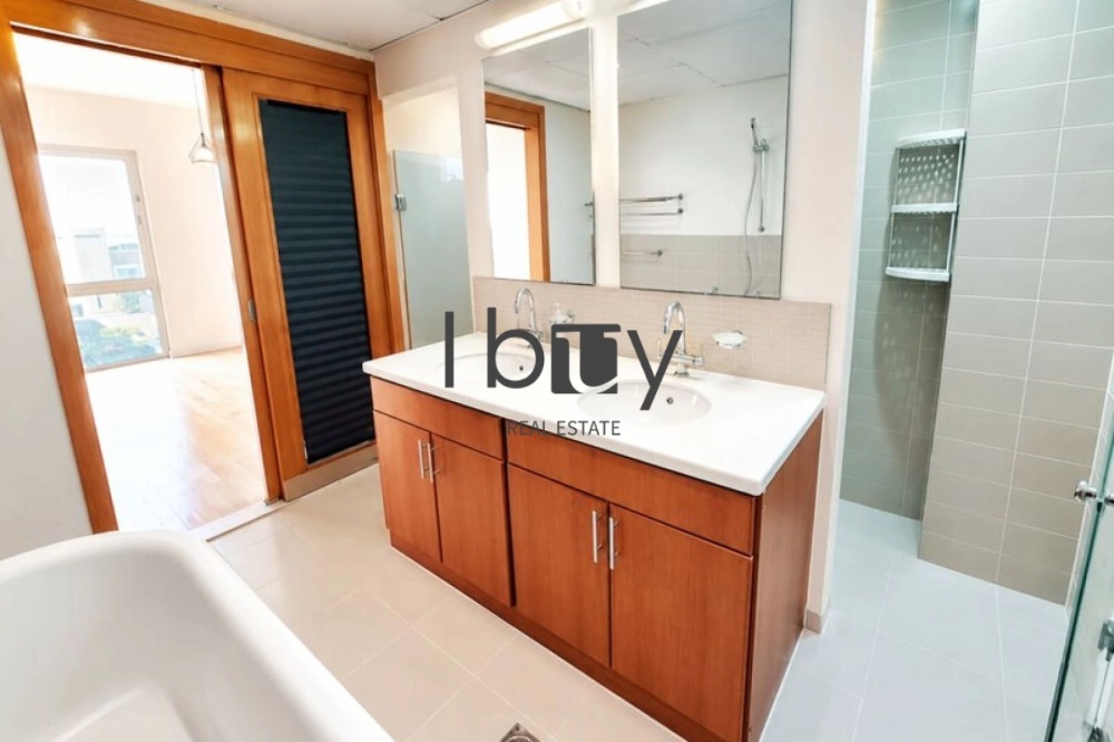 Single Row | Corner Unit | Vacant