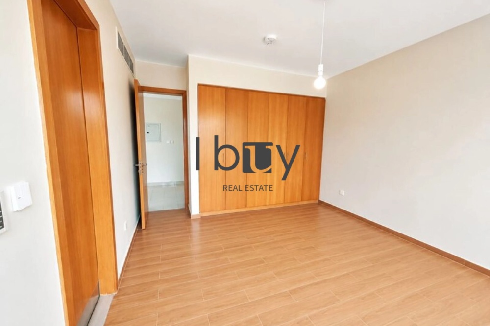Single Row | Corner Unit | Vacant