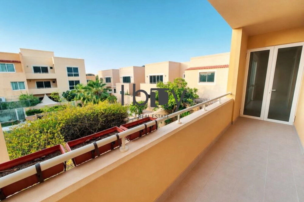 Single Row | Corner Unit | Vacant