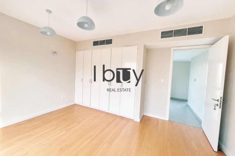 Single Row | Corner Unit | Vacant