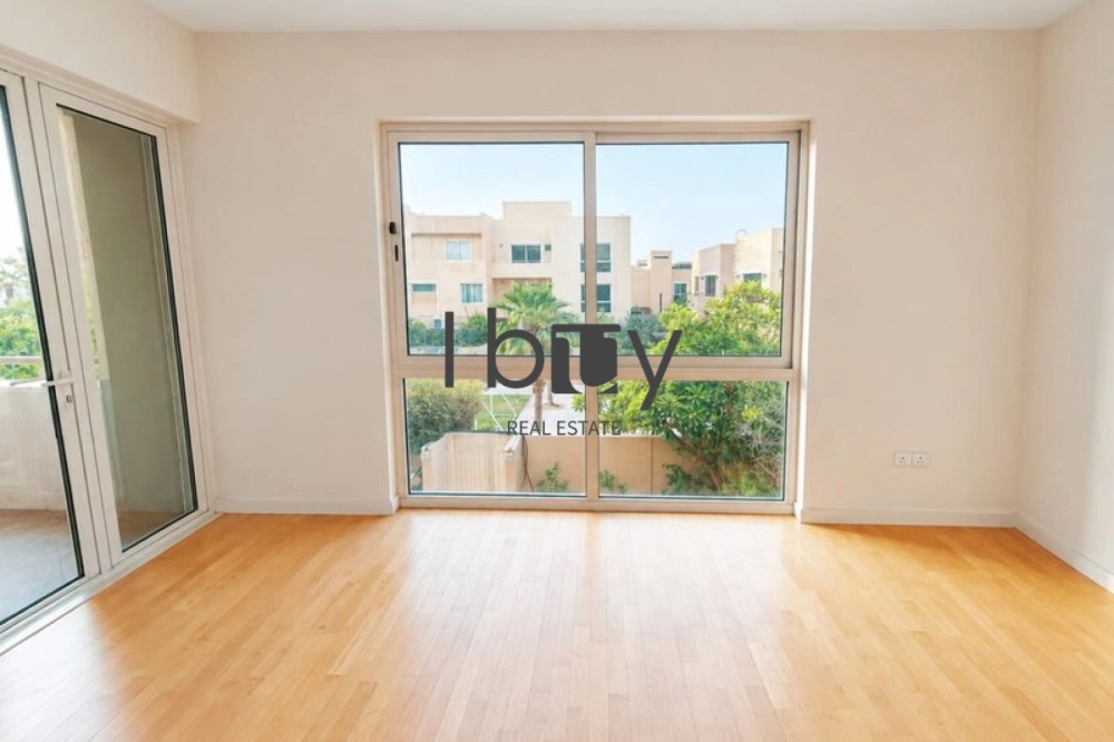 Single Row | Corner Unit | Vacant