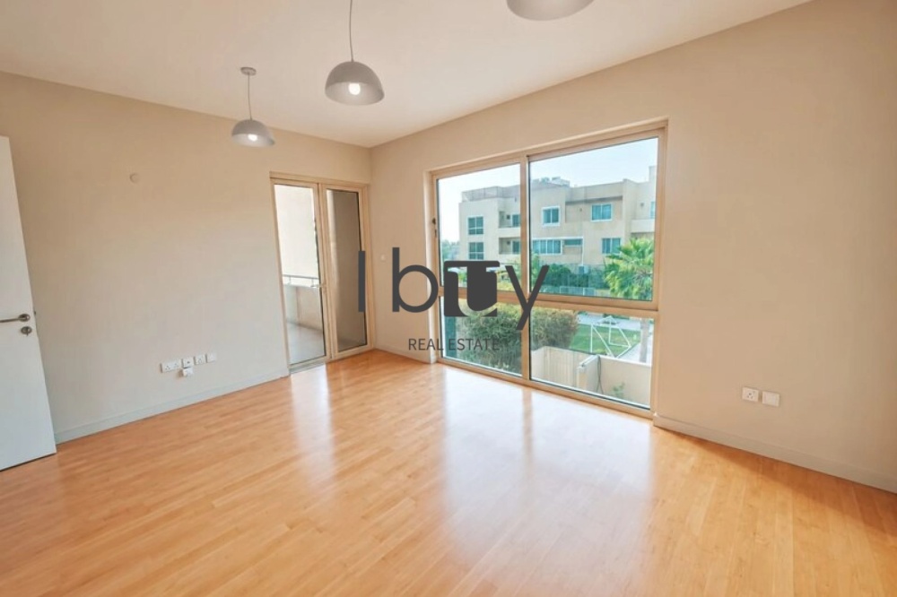 Single Row | Corner Unit | Vacant