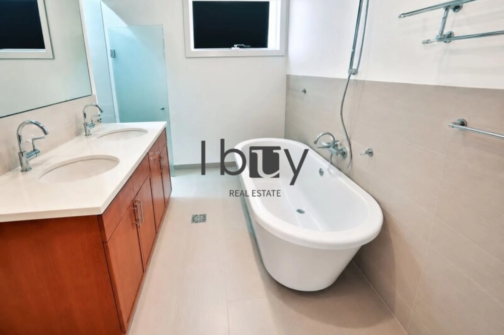 Single Row | Corner Unit | Vacant