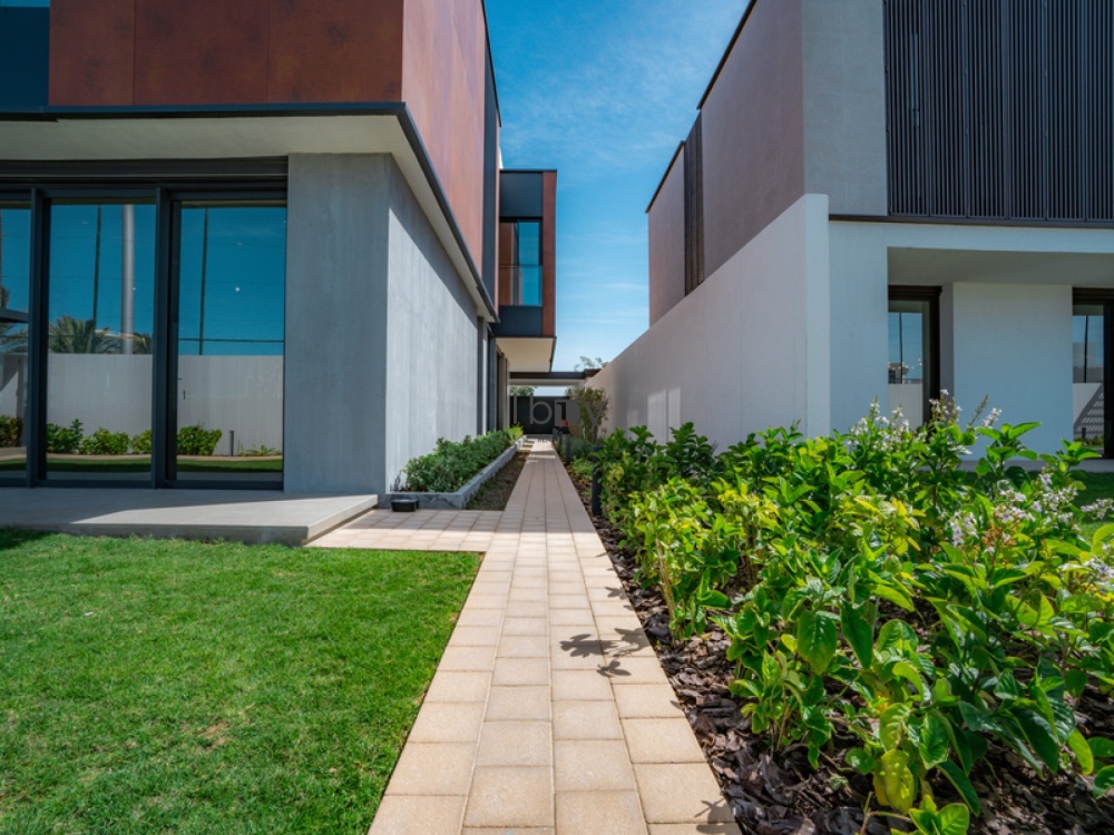 Corner Single Row | Ethir Phase | Premium Unit |
